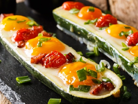 Вегетариански пълнени тиквички с три вида сирене, яйца и чери домати - снимка на рецептата